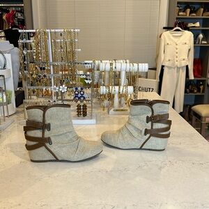 Mudd tan canvas and brown faux leather hidden wedge ankle boots size 7